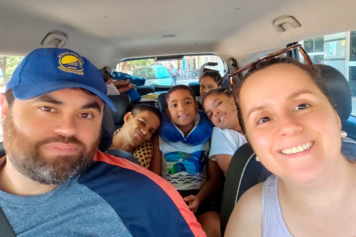 Após 18 Anos de Espera, Jovem com Paralisia Cerebral Encontra um Lar: Uma História de Amor e Superação!