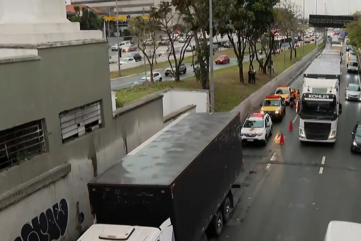 Marginal Tietê: acidente com caminhões bloqueia pista e deixa 1 ferido