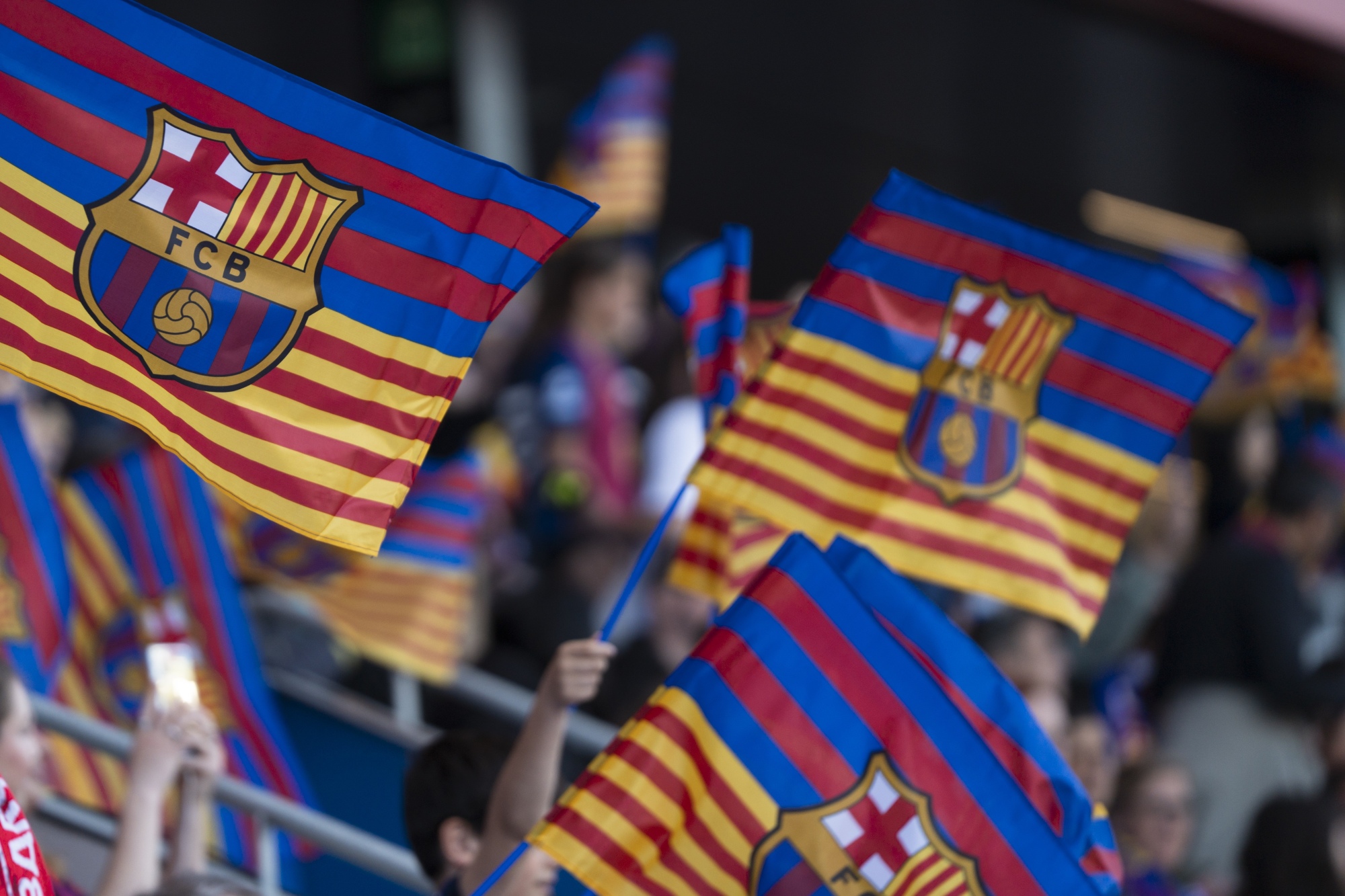 Barcelona tem dívida milionária por transferências de atletas. Entenda