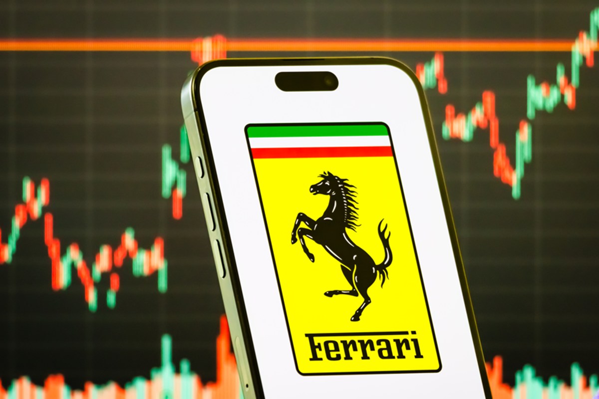 Ferrari apresenta seu 1º carro elétrico, mas diminui metas. Ação cai