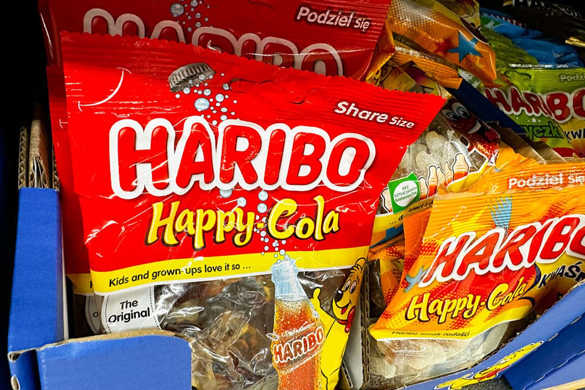 Imagem mostra embalagens da marca Haribo em uma loja na Polônia - Metrópoles