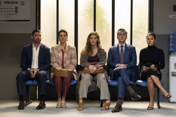Cena de Vale Tudo: César (Cauã Reymond), Fátima (Bella Campos), Marco Aurélio (Alexandre Nero), Celina (Malu Galli) e Heleninha (Paolla Oliveira). Todos sentados. Lado a lado.