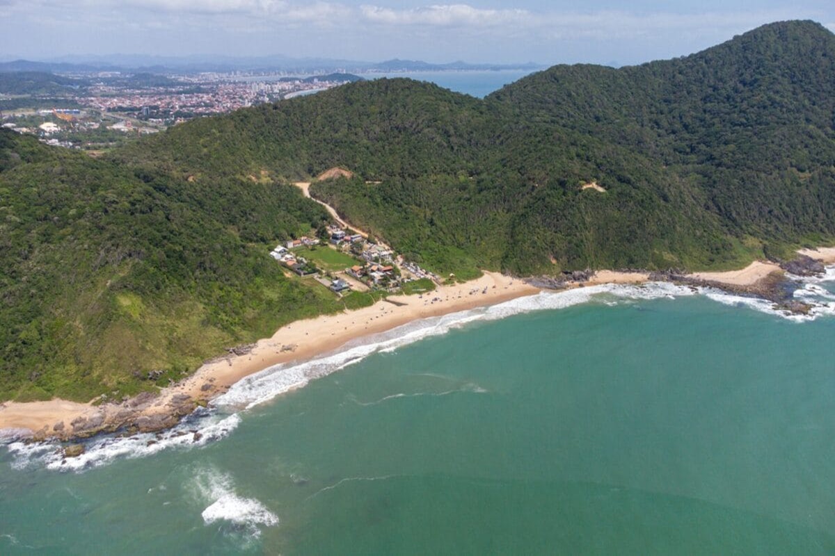 Como é a praia isolada de SC que estreou em certificação internacional