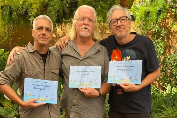 Os autores Nicolas Behr, Cacá Soares e Marco Miranda segurando o livro Nem sabe escrever Brazsília
