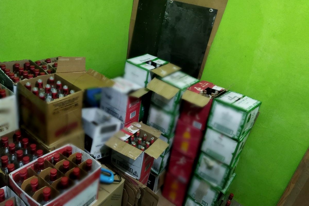 Fábrica suspeita de vender bebidas com metanol que mataram 2 é fechada