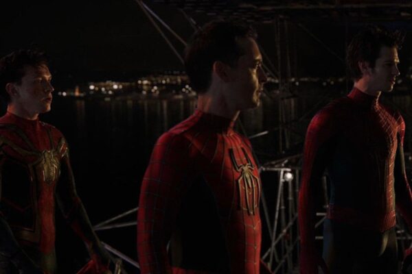 Tom Holland, Tobey Maguire e Andrew Garfield vestidos como Homem-Aranha