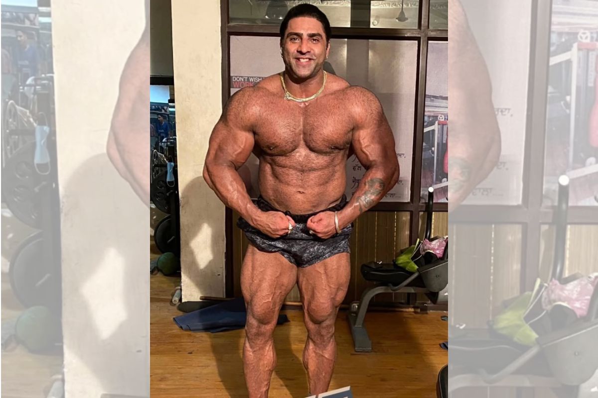 Foto colorida de um homem sem camisa - Metrópoles