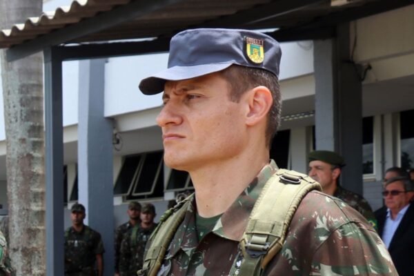 Imagem colorida mostra militar que desmaiou durante operação da PF - Metrópoles