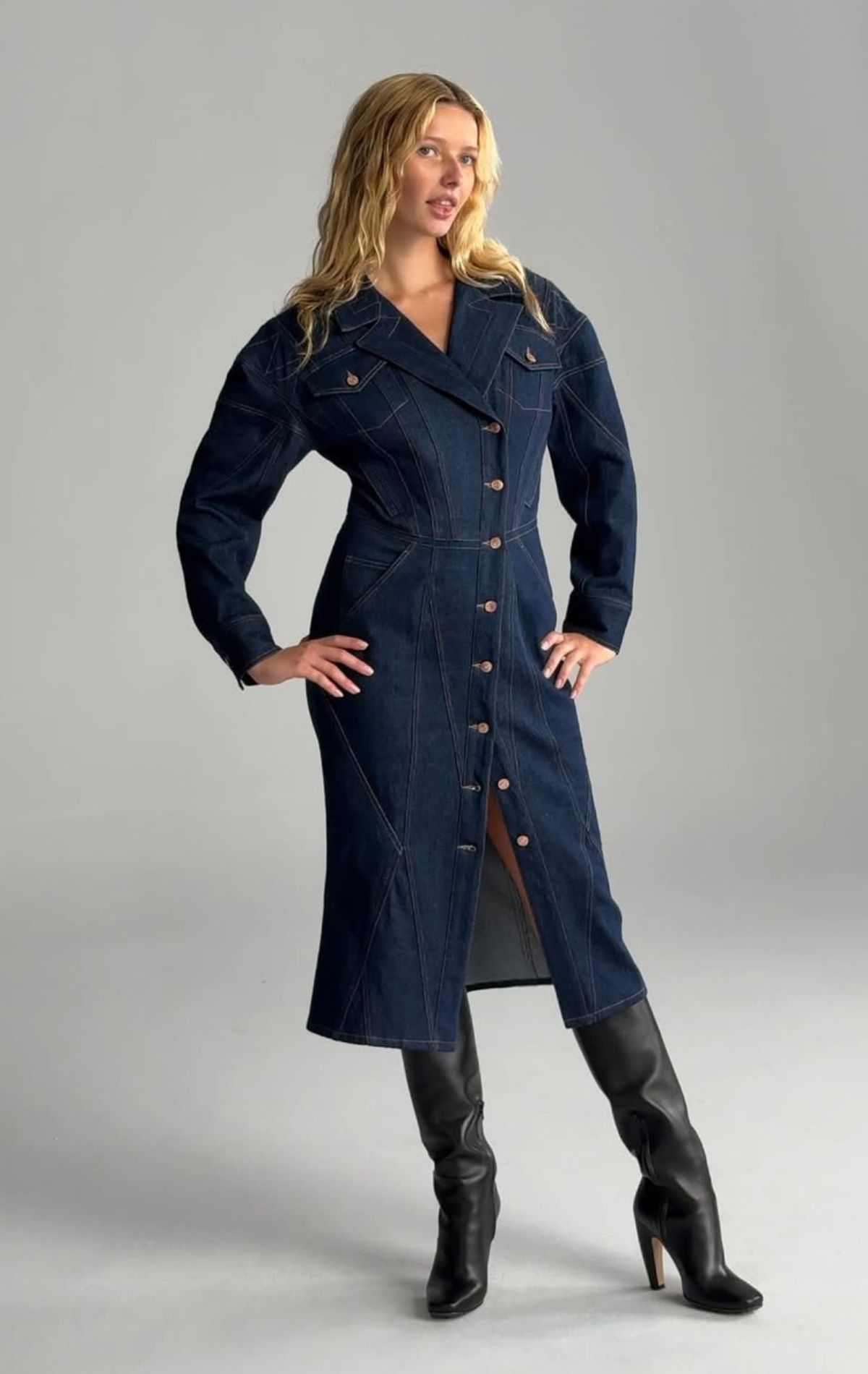 Imagem colorida de Apple Martin vestida em jeans azuis