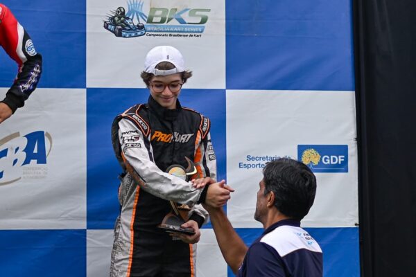 Foto colorida do pódio do Brasília Kart Series - Metrópoles