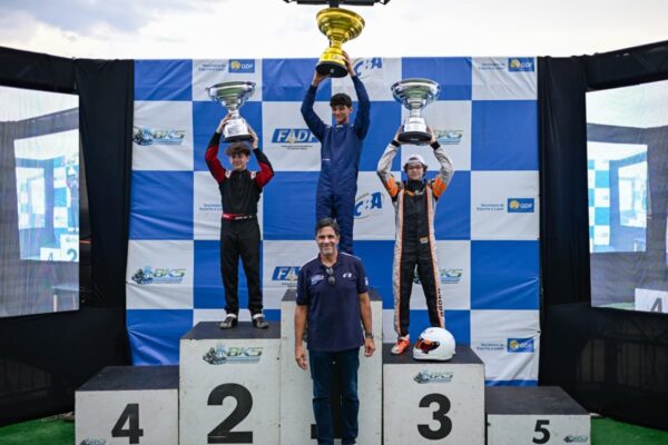 Foto colorida do pódio do Brasília Kart Series - Metrópoles