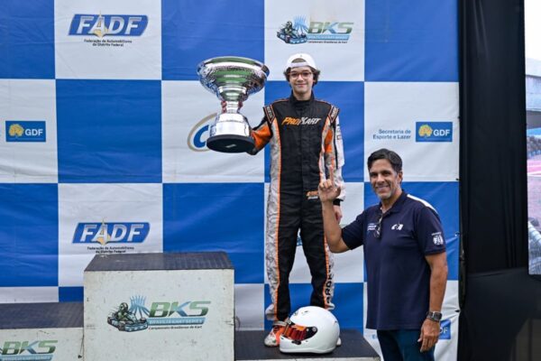 Foto colorida do pódio do Brasília Kart Series - Metrópoles