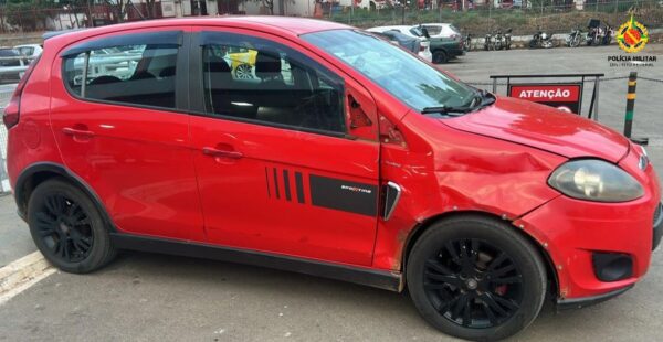 Carro vermelho parado - Metrópoles