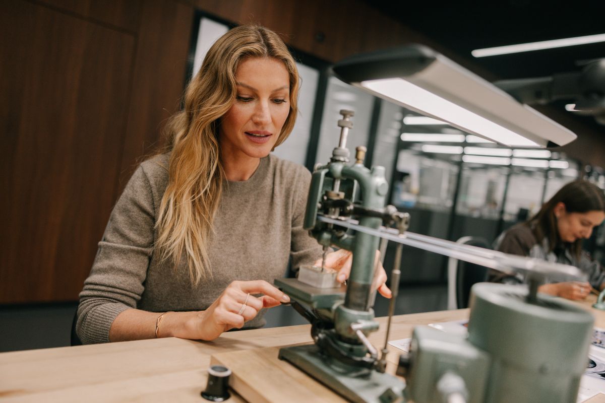foto com cor. supermodelo Gisele Bündchen - metrópoles