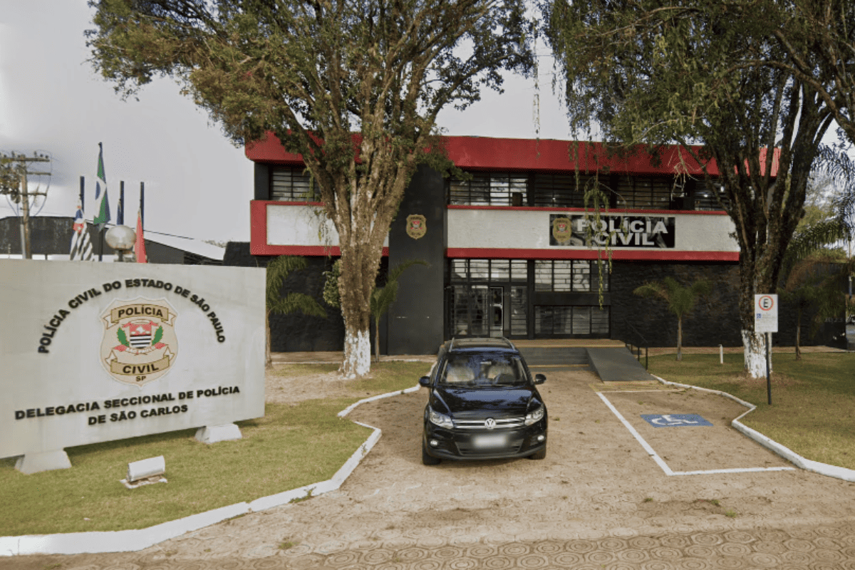 Mulher é presa após incendiar carro com o próprio filho dentro em SP