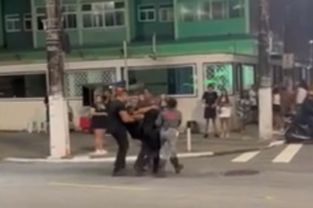 Briga entre casal e policial acaba com soco e tiro em bar do litoral