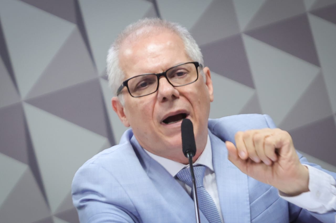 Ex-presidente do INSS reconhece irregularidades, mas nega envolvimento