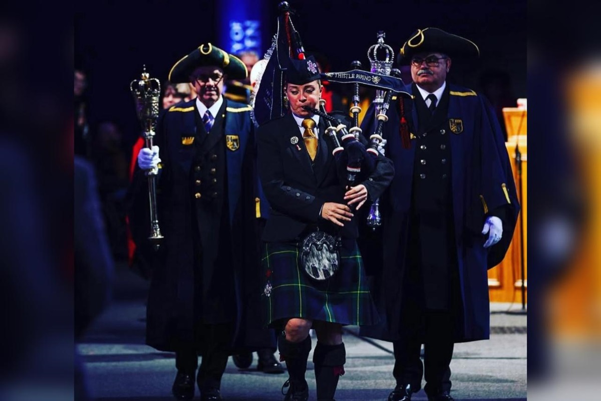 Foto de Julie Brinklow, que é Major da Banda de Gaita de Foles da Polícia de Grampian, teve câncer de mama. A imagem mostra ela e mais dois colegas durante apresentação. Metrópoles