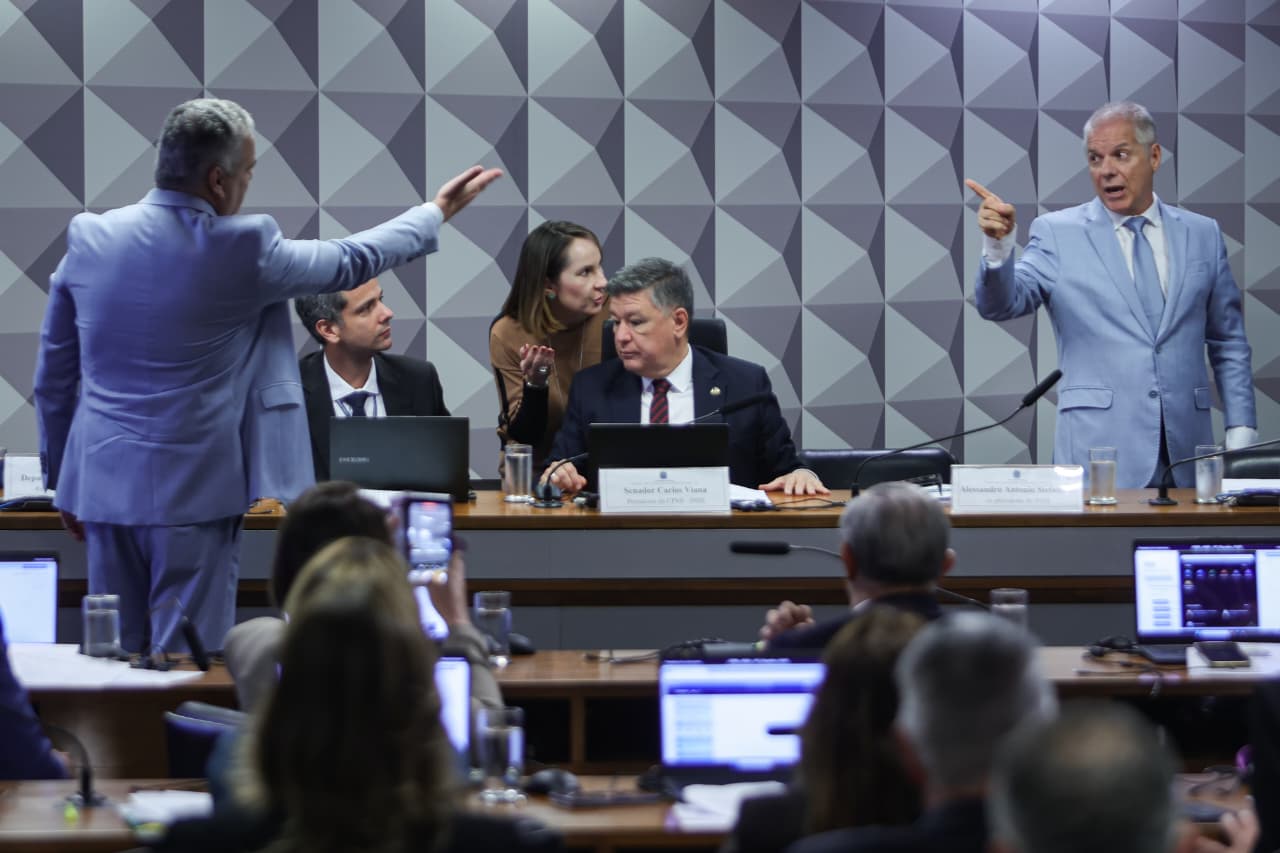 Escândalo no INSS: Relator e Ex-Presidente Trocam Acusações em Sessão Explosiva