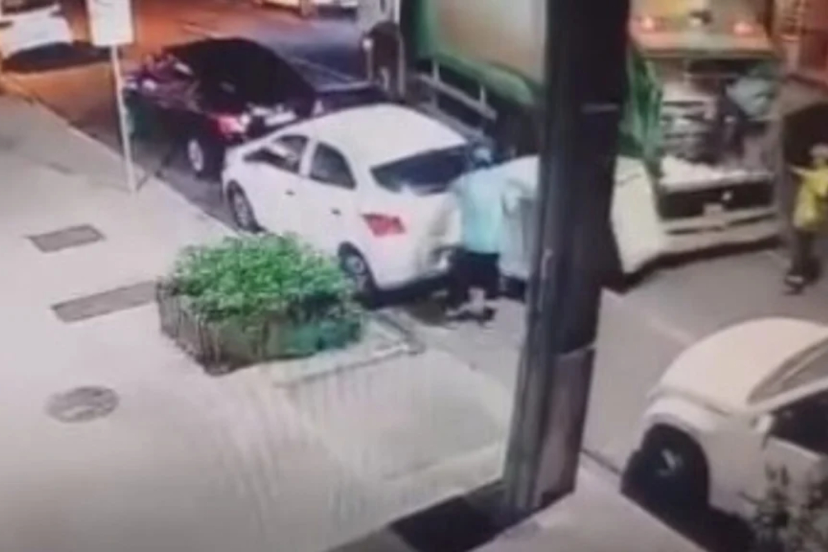 Contêiner de lixo atinge carro estacionado durante coleta no Paraná