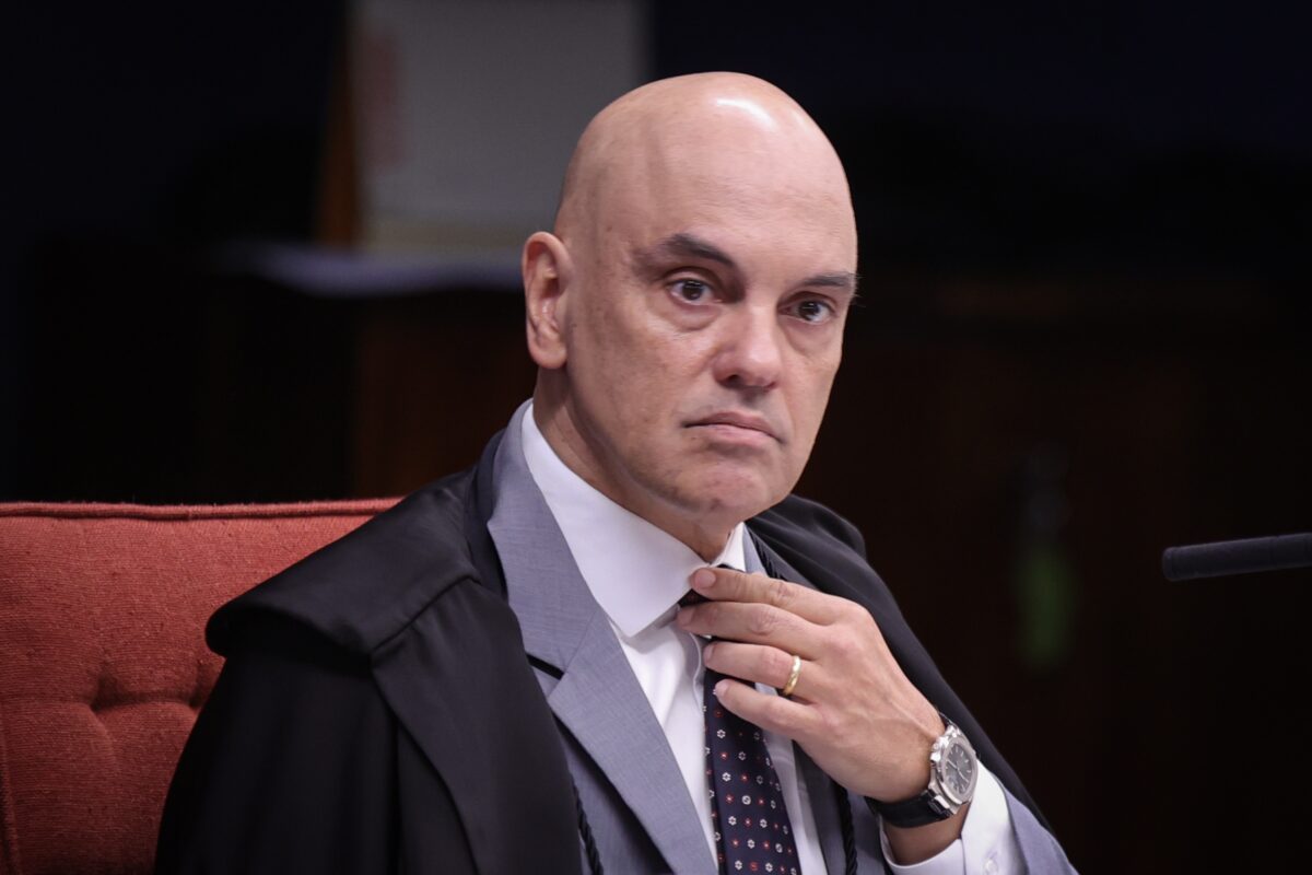 Moraes manda Cláudio Castro explicar operação no RJ e marca audiência