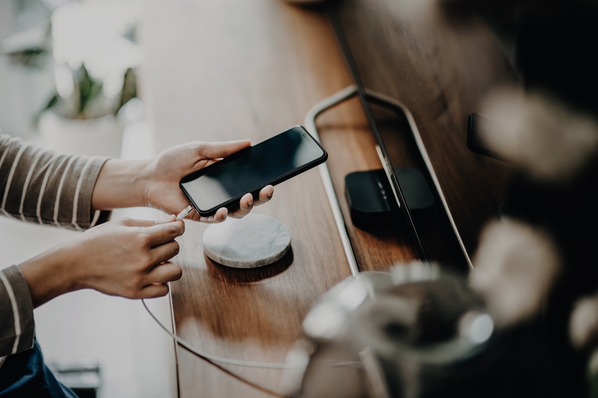 Qual o melhor jeito de carregar o celular? Especialistas revelam