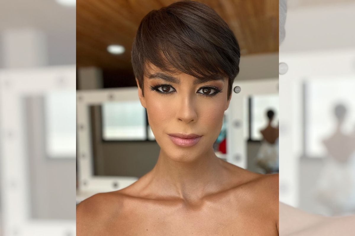 Foto colorida de uma mulher sorrindo - Metrópoles