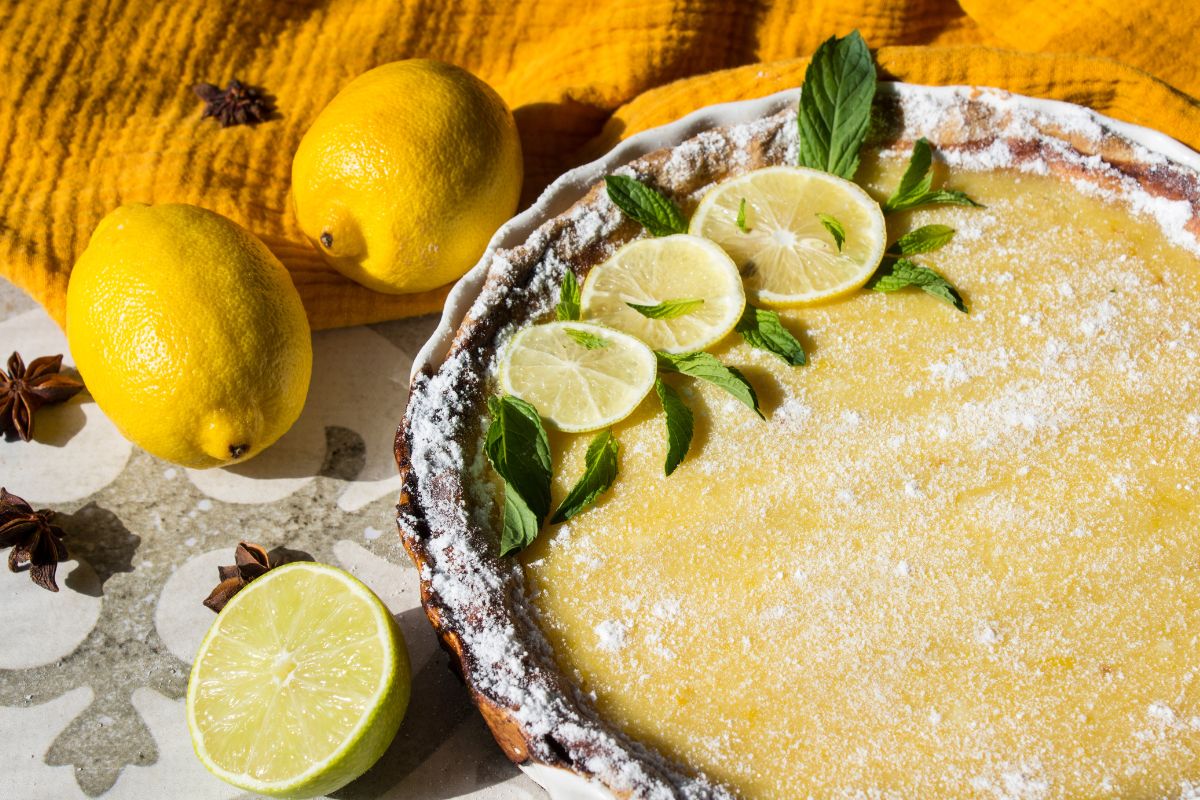 Chef ensina receita fácil e cremosa de bombom de limão na travessa