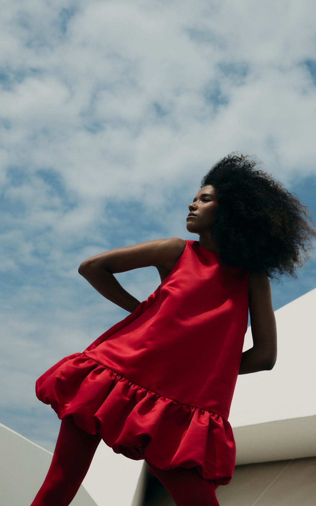 foto com cor. modelo usando vestido vermelho - metrópoles