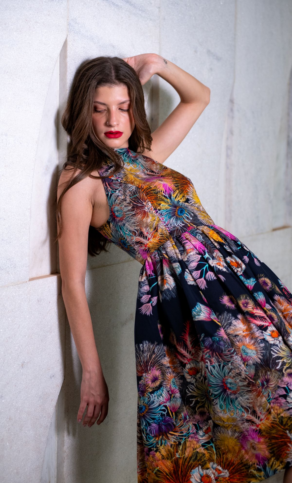 foto com cor. modelo usando vestido vermelho - metrópoles