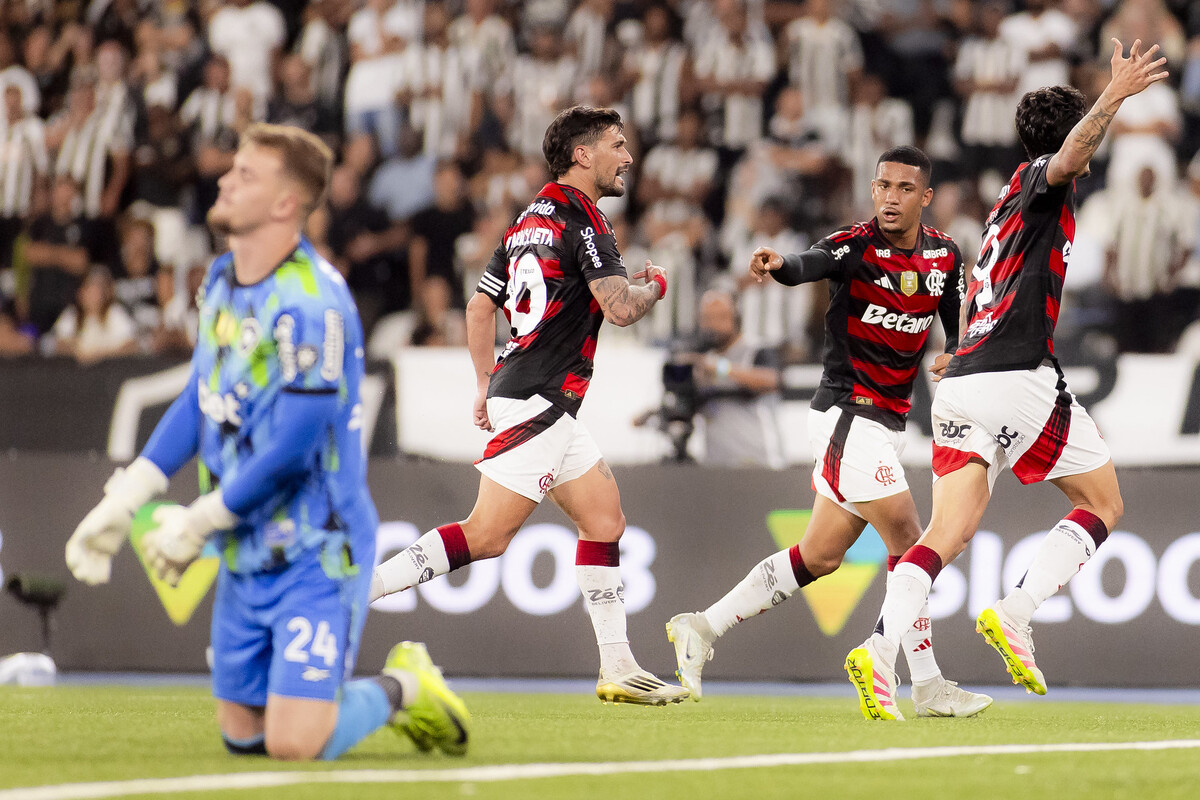 Flamengo Amassa o Botafogo no Clássico e Dispara na Vice-Liderança do Brasileirão! Veja os Gols!