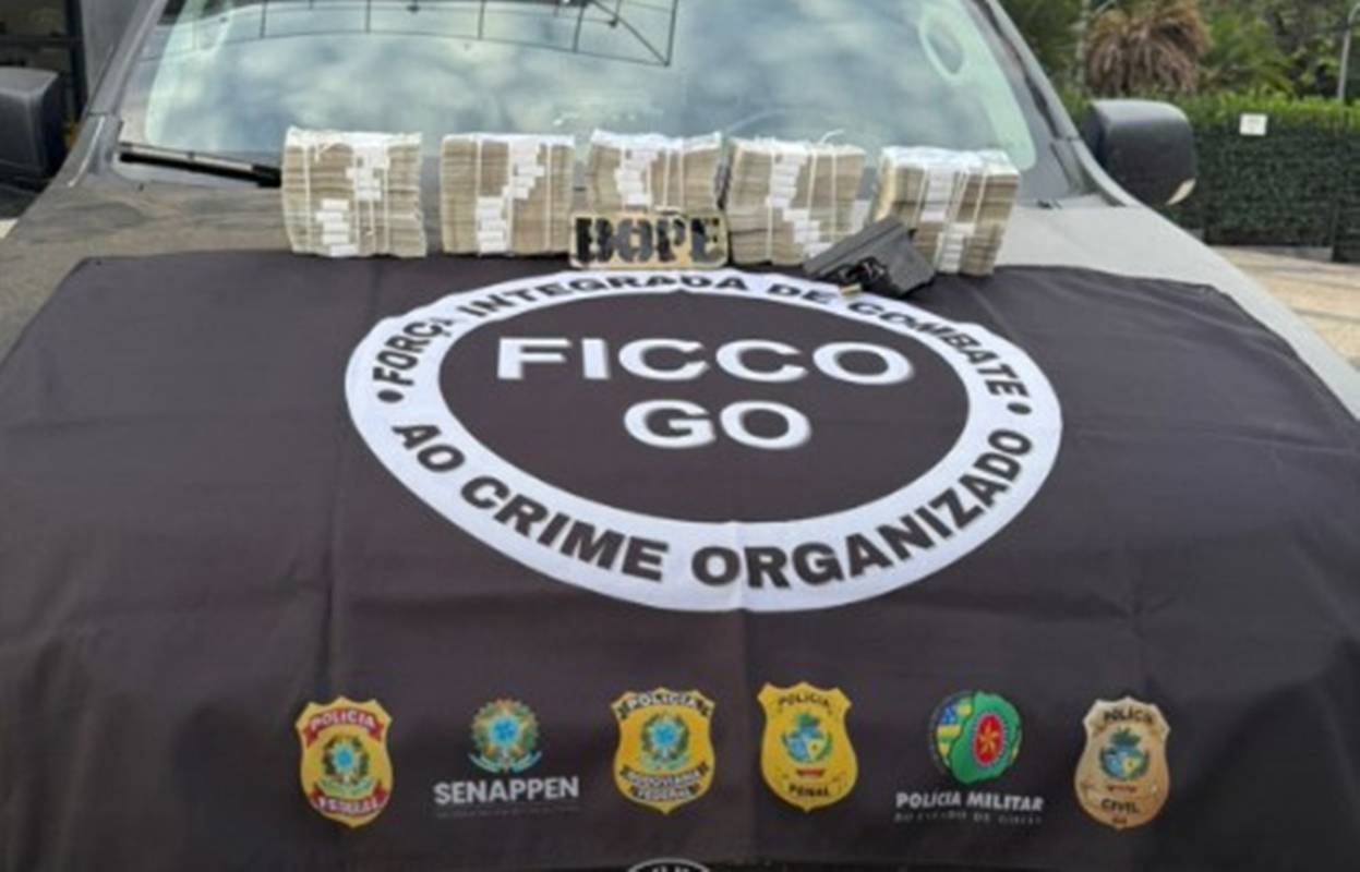 Mochila com R$ 1 milhão é encontrada durante abordagem policial em GO