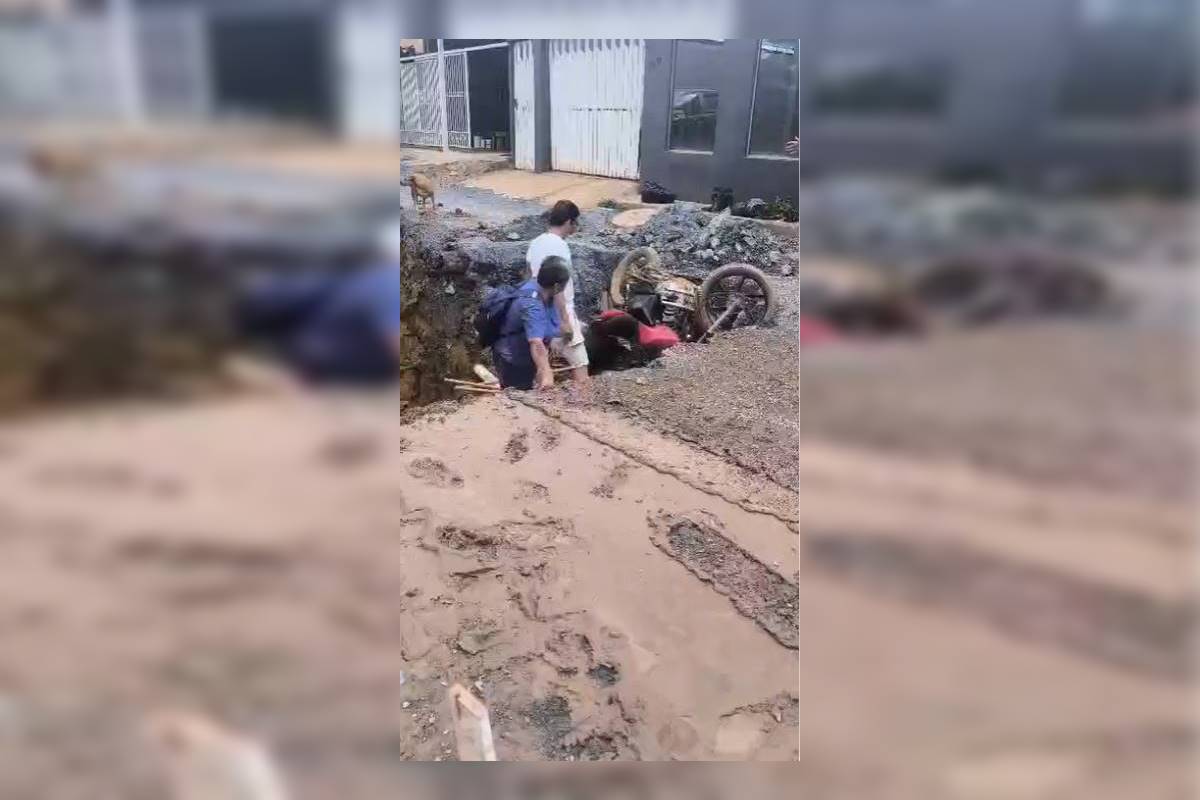 Vídeo: asfalto cede e motocicleta é engolida por cratera no DF