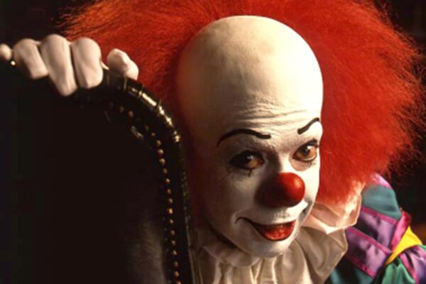O ator Tim Curry caracterizado como Pennywise para o filme It