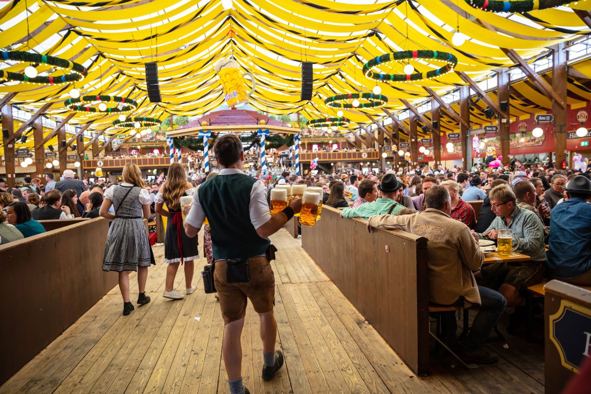 Foto colorida do Oktoberfest - Metrópoles
