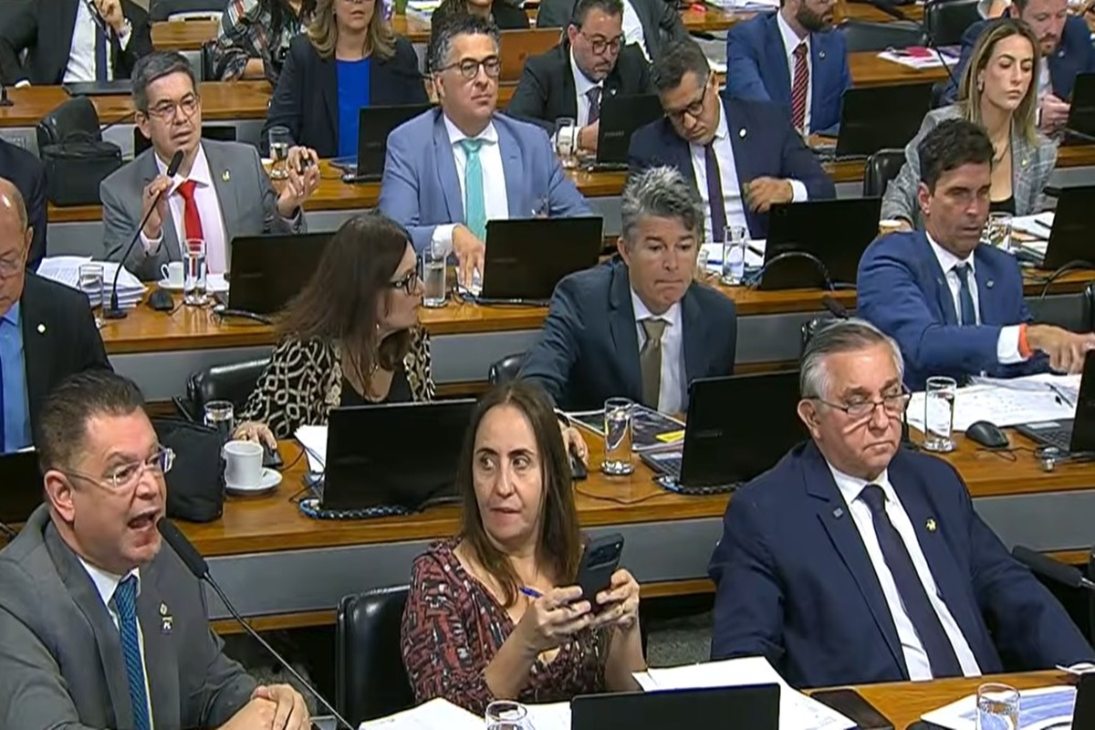 CPMI do INSS tem bate-boca entre líderes do PL e do PT: “Hipócrita”
