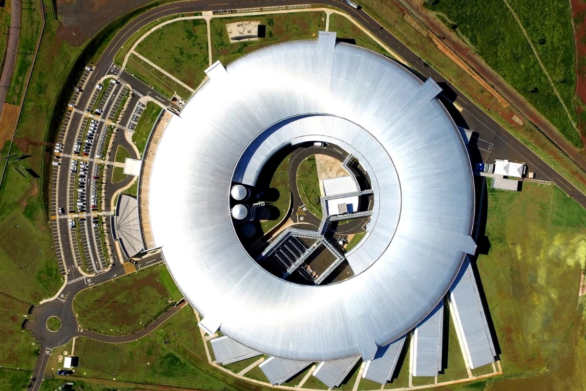 Foto Aérea de estrutura de metal redonda instalaem em um campo verde - Metrópoles.
