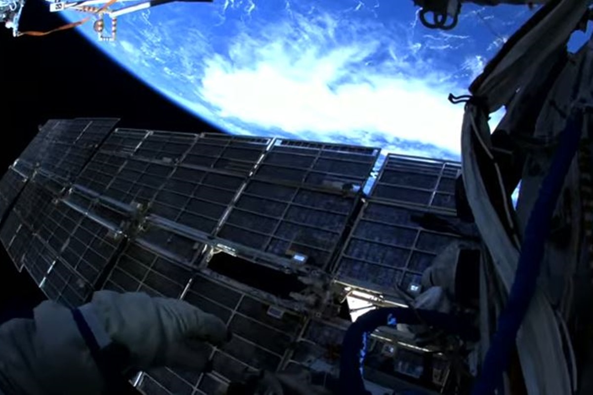 Rolê diferente: astronautas russos caminham fora de estação espacial