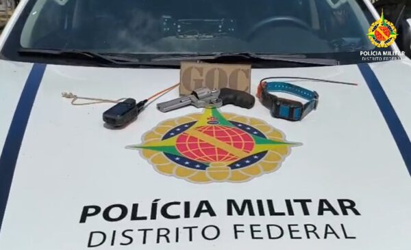 Objetos apreendidos em cima de uma capô - Metrópoles