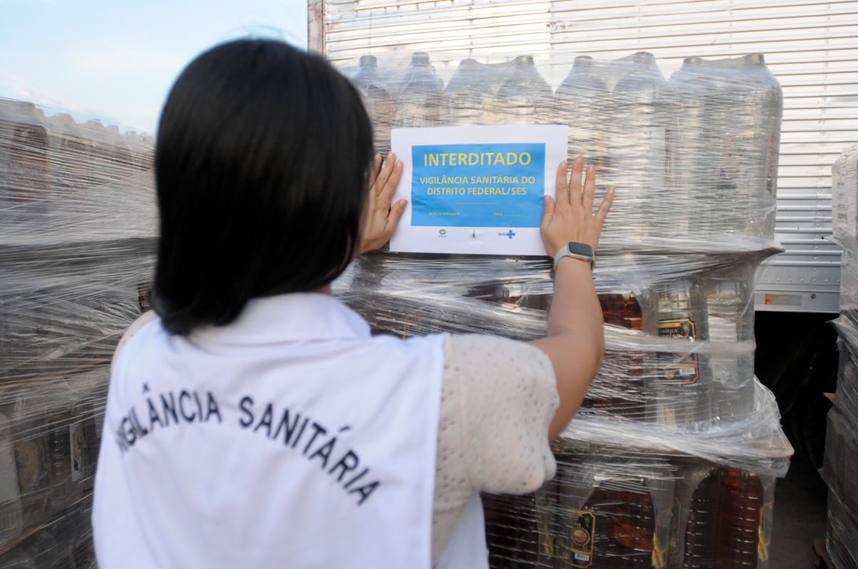 DF: Vigilância Sanitária apreende 8 mil litros de bebidas irregulares