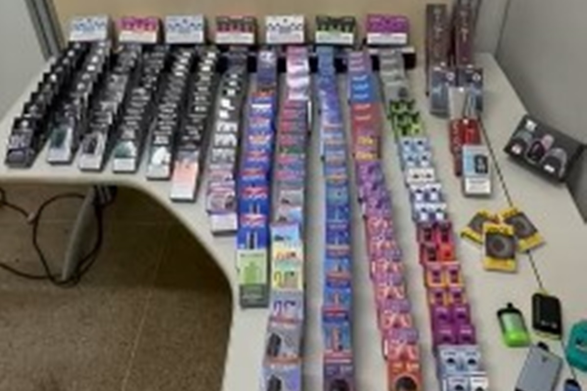 No Pod: PCDF apreende 200 cigarros eletrônicos em tabacaria e detém 3
