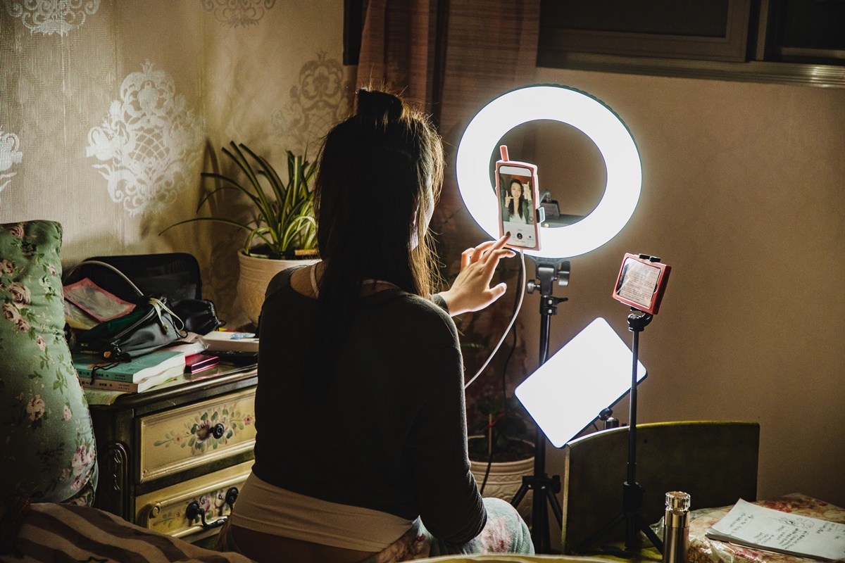 Mulher gravando vídeo com ring light
