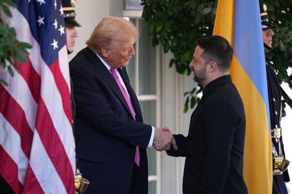Imagem colorida de encontro entre presidente Donald Trump e presidente Volodymyr Zelensky