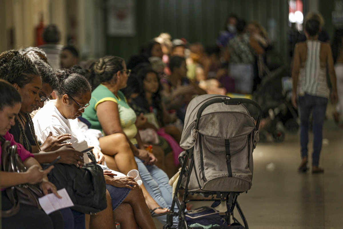 Foto de fila de pacientes em uma UBS do Paranoá, no Distrito Federal, enquanto aguardam atendimento médico - Superlotação nas UPAs: o que explica filas e longas esperas no DF - Metrópoles