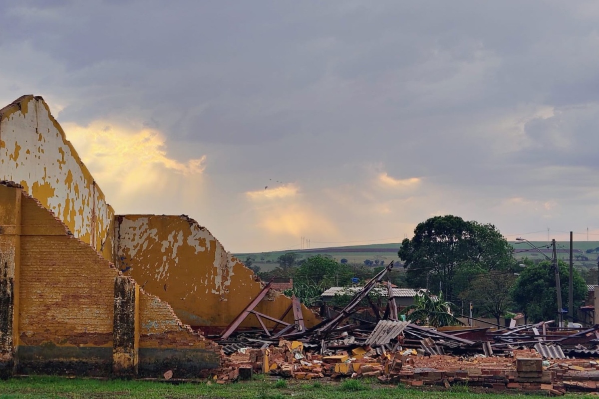 Tempestade causa destelhamento e queda de árvores no interior de SP