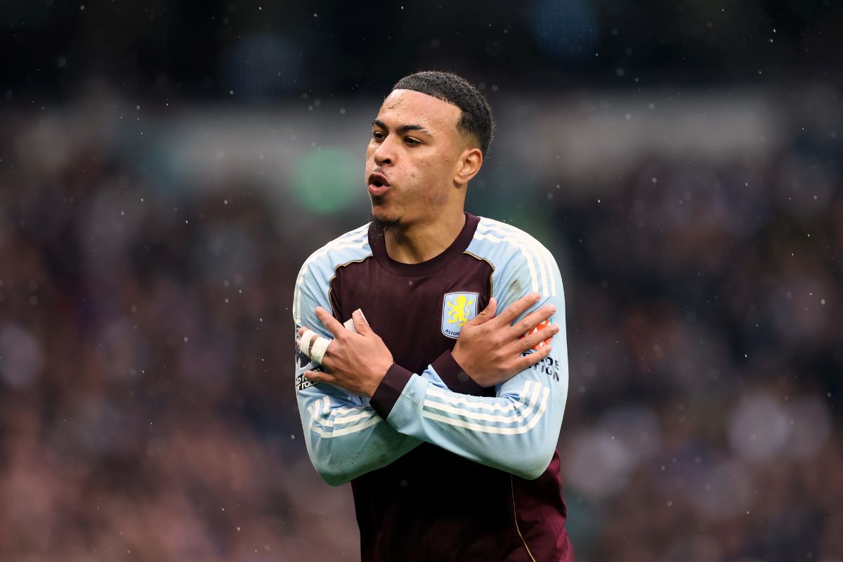 Aston Villa vence Tottenham de virada e chega a sete jogos invicto