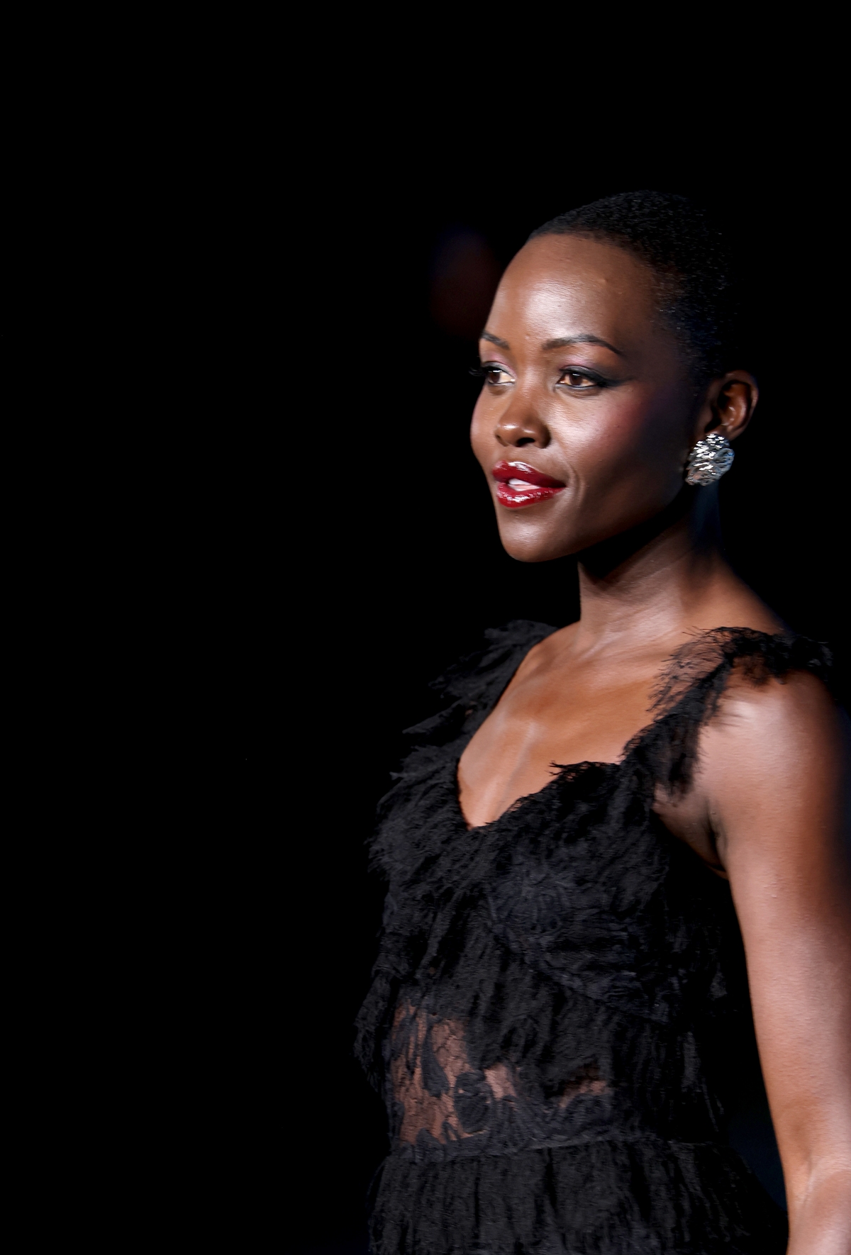 renda preta tendencia tapete vermelho academy museum gala lupita nyongo - metrópoles