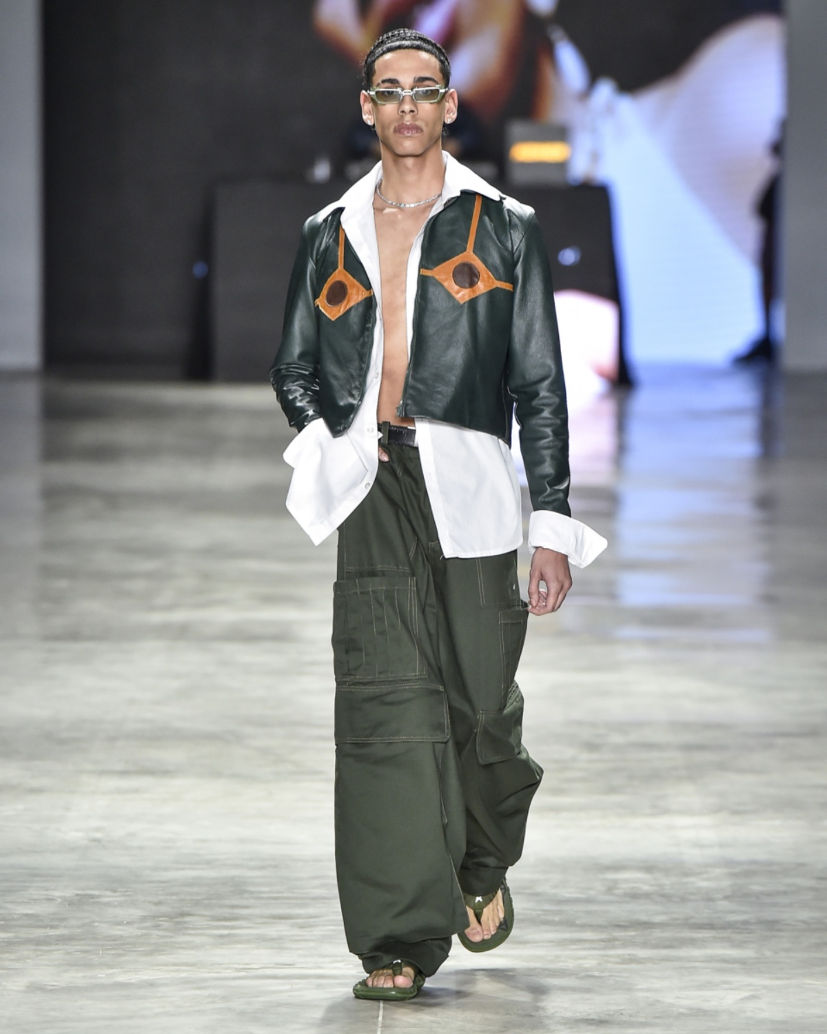 Jorge Conjota desfilando em passarela do SPFW - Metrópoles