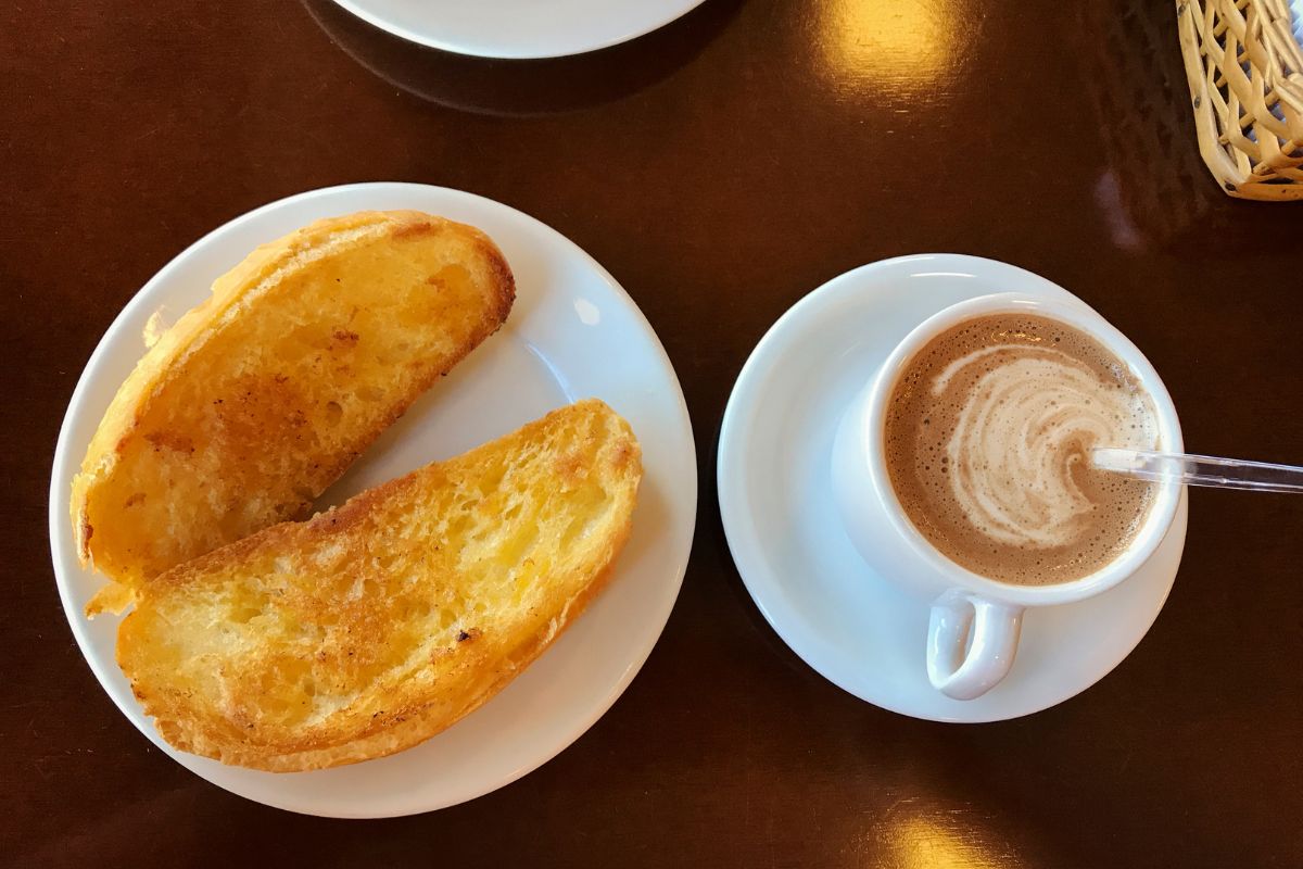 foto de tradicional café da manhã - pão na chapa e achocolatado