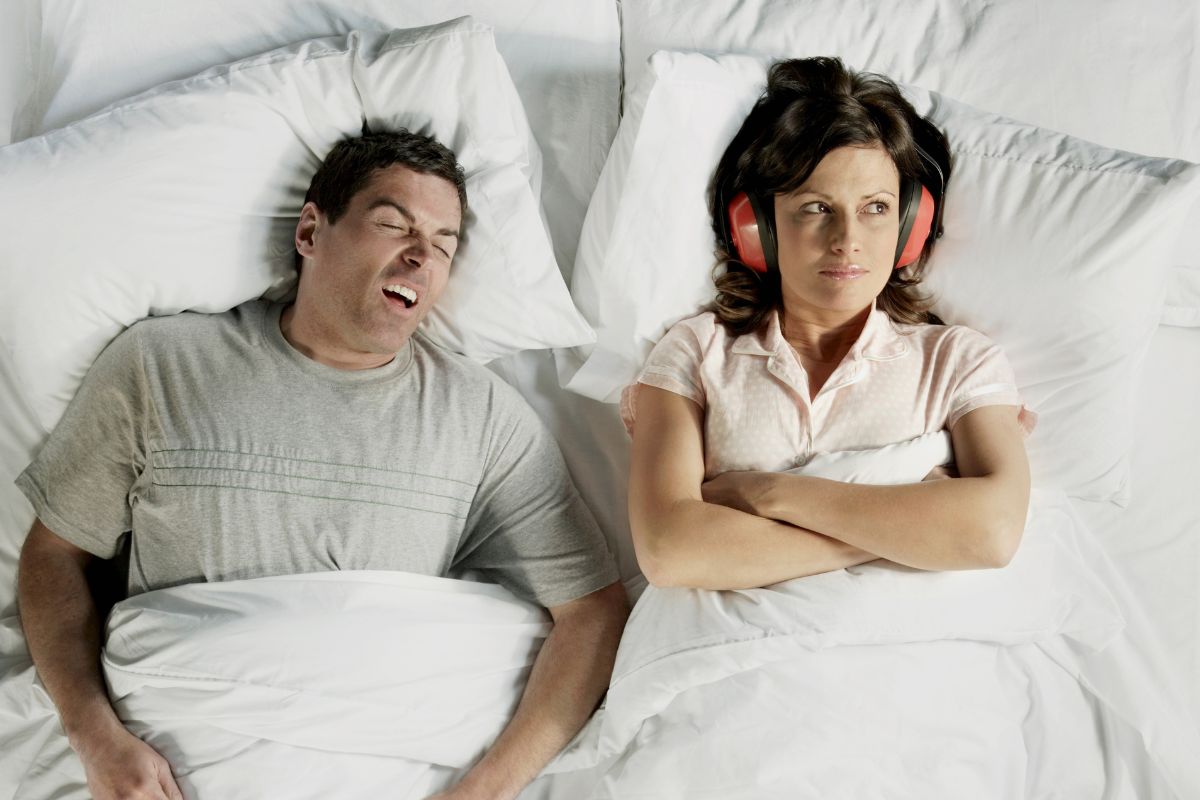foto colorida casal na cama dormindo